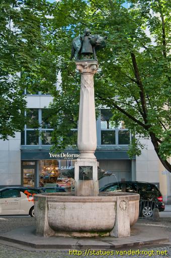 München /  Wolf's Brunnen - Rotkäppchenbrunnen