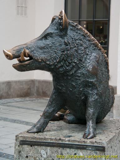 München /  Sitzender Keiler