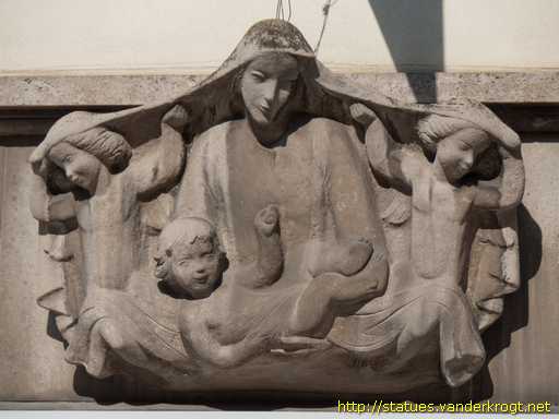 Würzburg /  Verschleierte Frau mit drei Kindern