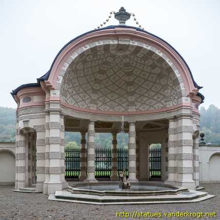 Eichstätt /  Brunnen im Hofgarten