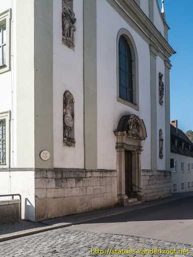 Eichstätt /  Heiligenstatuen an der Spitalkirche