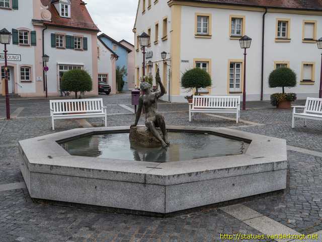 Treuchtlingen /  Brunnen Frau mit Fisch