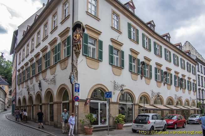Bamberg /  Sankt Florian und drei Frauenfiguren