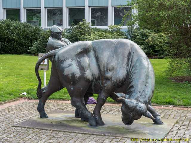 Bremerhaven /  Störrischer Bulle und Bauer