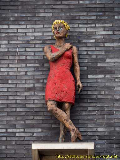 Bremerhaven /  Frau im roten Kleid