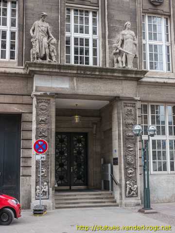 Hamburg /  Fassadenfiguren der Reichsbank