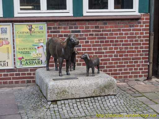 Hamburg /  Muttertier mit Lämmern