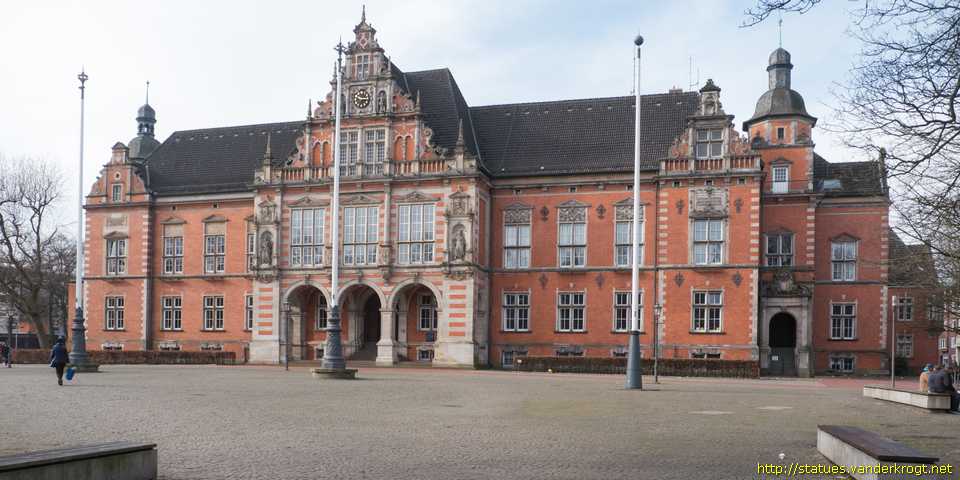 Hamburg /  Fassadenfiguren am Harburger Rathaus