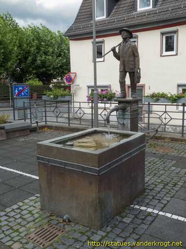 Martinsthal /  Winzerbrunnen mit Stehkragenwinzer
