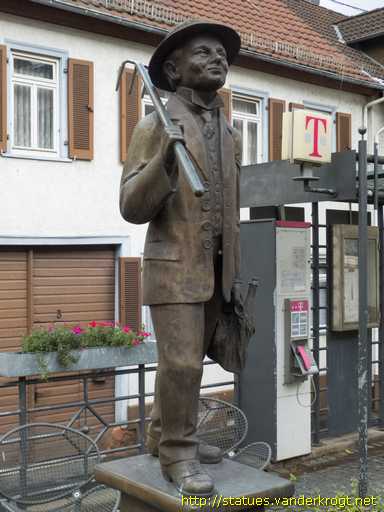 Martinsthal /  Winzerbrunnen mit Stehkragenwinzer