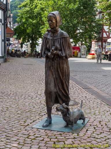 Rotenburg an der Fulda /  Die Diakonisse mit Dackel