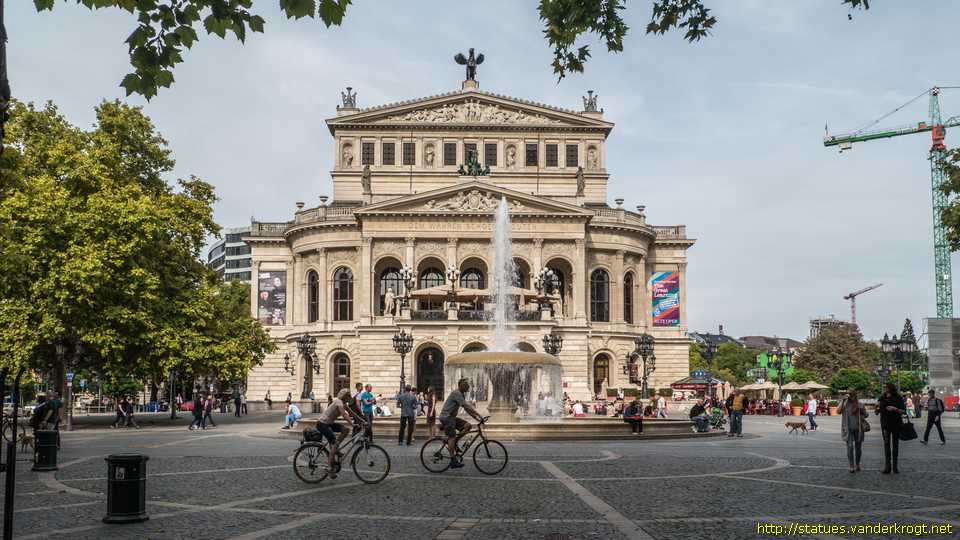 Frankfurt am Main /  Skulpturen am Alten Oper
