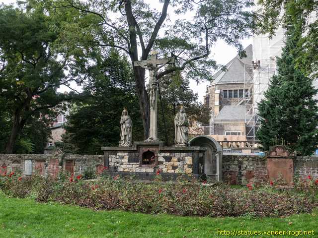Frankfurt am Main /  Kreuzigungsgruppe Petersfriedhof