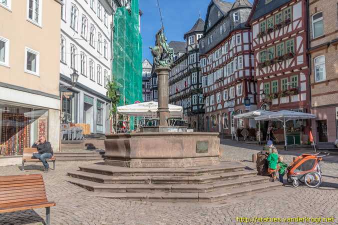Marburg /  Marktbrunnen mit Sankt Georg