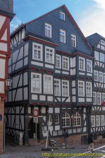 Marburg /  Mann mit Tablet und Lineal