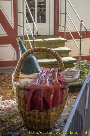 Marburg /  Lebensmittelkorb aus "Rotkäppchen und der Wolf"