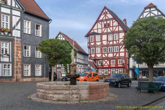 Treysa /  Marktbrunnen mit Rolandfigur