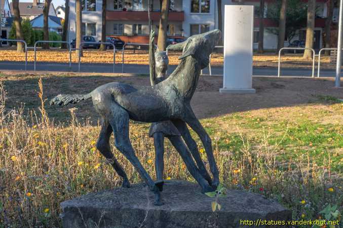 Bad Arolsen /  Mädchen mit Fohlen