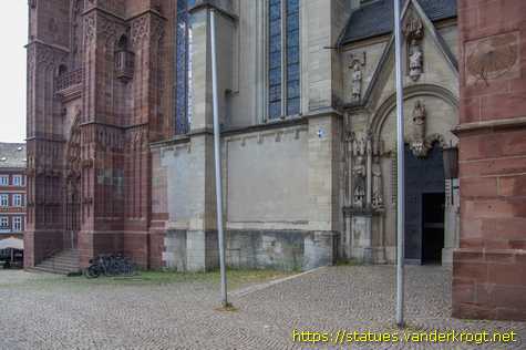 Wetzlar /  Heiligenstatuen am Wetzlarer Dom