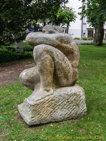 Binz /  Sitzende männliche Figure