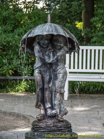 Binz /  Kinder unterm Regenschirm