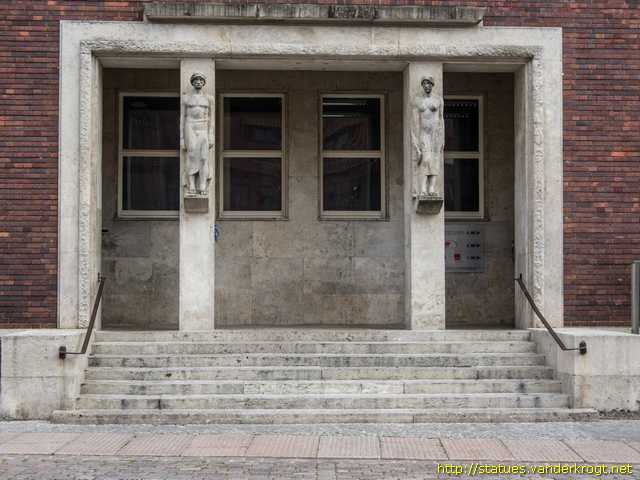 Stralsund /  Seemann und Bauerin