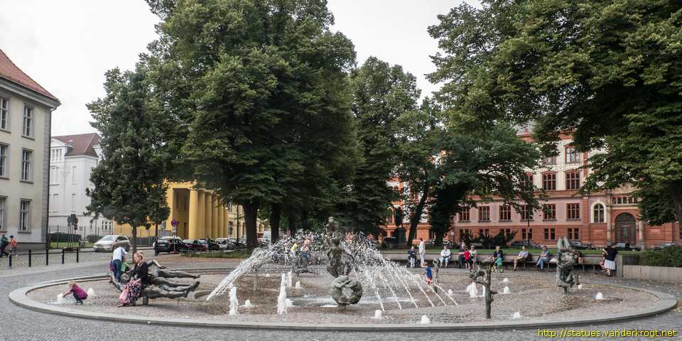 Rostock /  Brunnen der Lebensfreude
