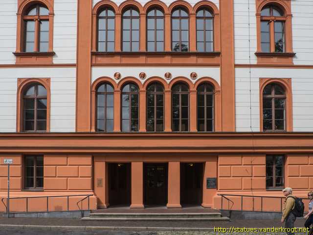 Rostock /  Fassadenskulpturen am Neuen Museum