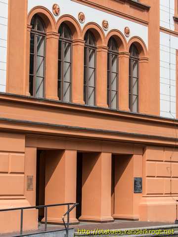 Rostock /  Fassadenskulpturen am Neuen Museum