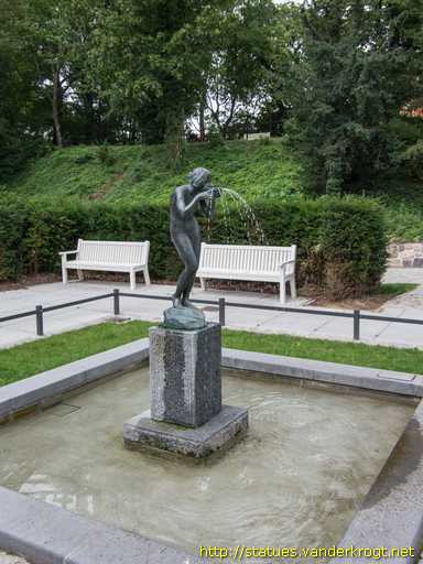 Rostock /  Die Trinkende