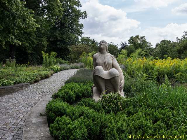 Rostock /  Sitzende Frau