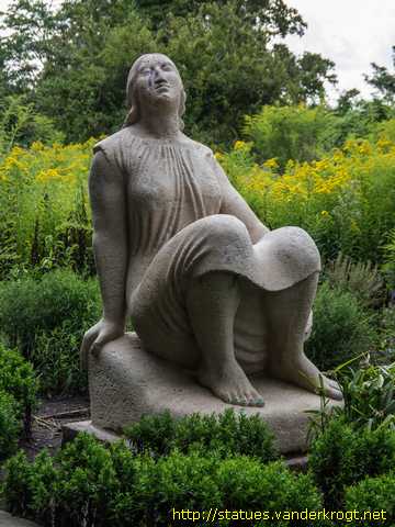 Rostock /  Sitzende Frau