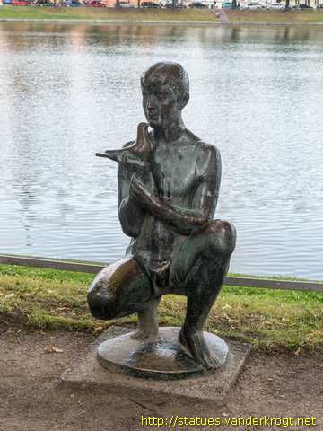 Schwerin /  Der Junge mit der Taube