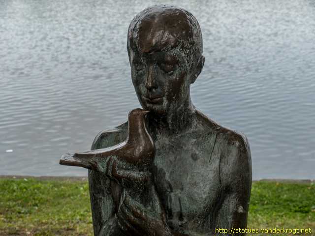 Schwerin /  Der Junge mit der Taube