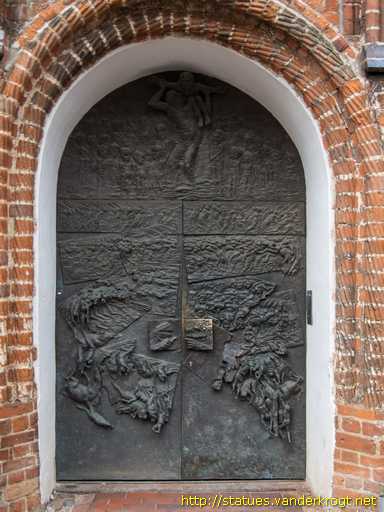 Wismar /  Bronzetür mit Bibelszenen