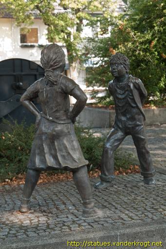 Salzgitter-Bad /  Das Mädchen 'Lenchen' und der Junge 'Karlchen'