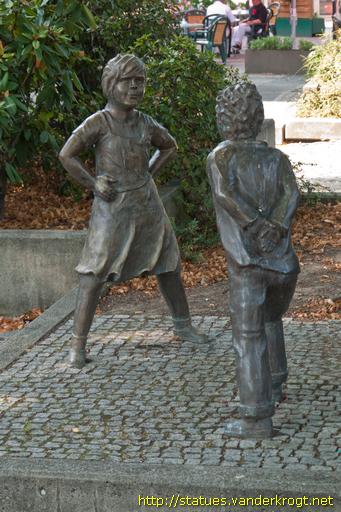 Salzgitter-Bad /  Das Mädchen 'Lenchen' und der Junge 'Karlchen'