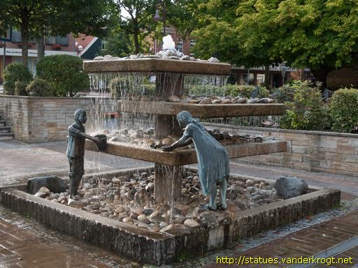 Uelsen /  Kinderfiguren am Brunnen