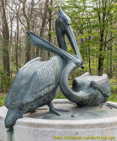 Hannover /  Fritz Beindorff Brunnen - Pelikan Brunnen