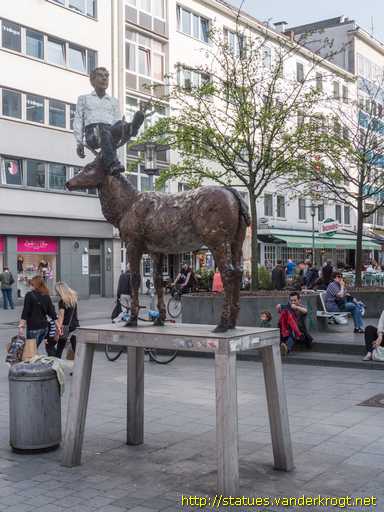 Hannover /  Mann mit Hirsch