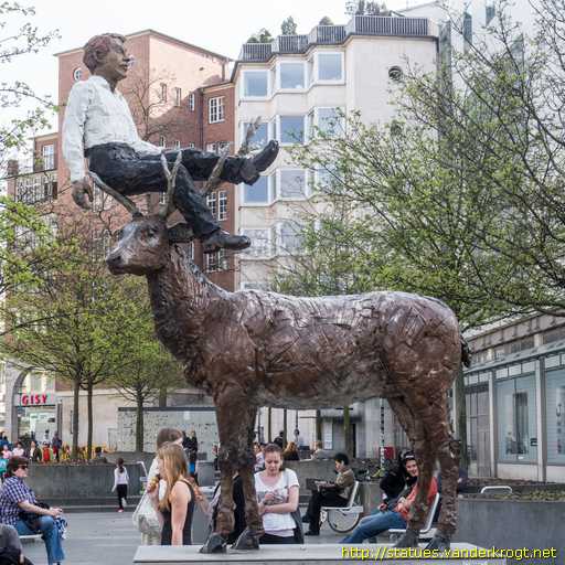 Hannover /  Mann mit Hirsch