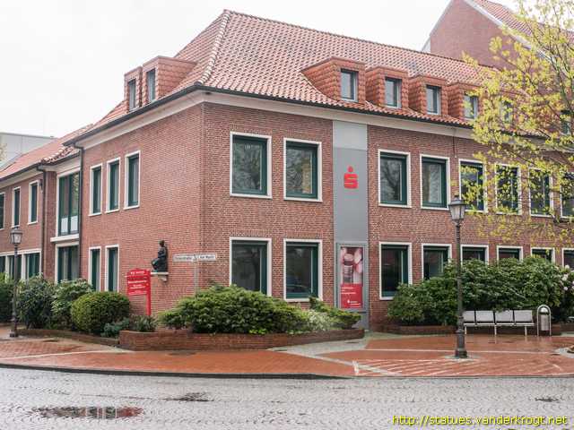 Wittmund /  Frau mit Spardose