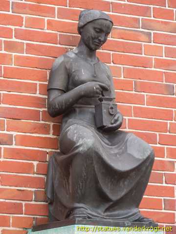 Wittmund /  Frau mit Spardose