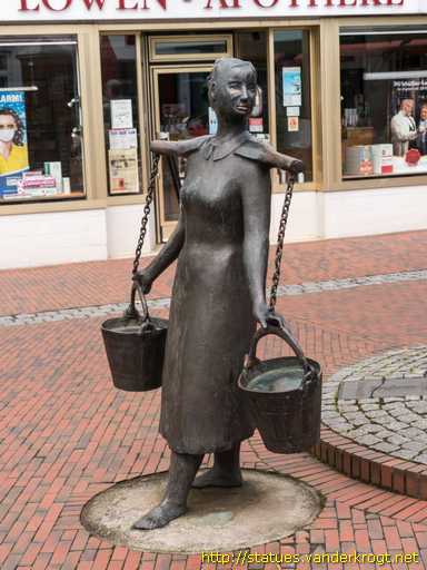 Jever /  Wasserträgerin mit Hund - 'Theda und Lumpi'