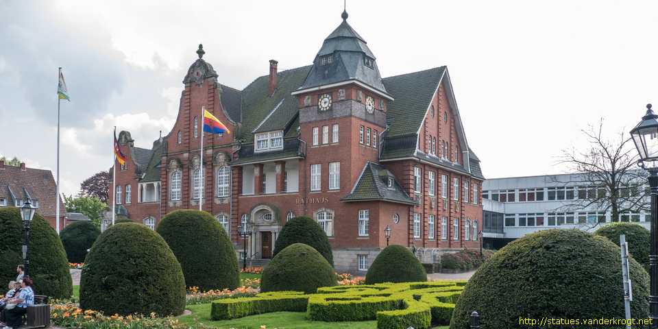 Papenburg /  Reliefs am Rathaus