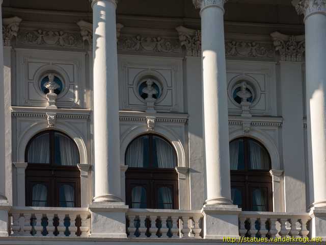 Oldenburg /  Drei Büsten am Staatstheater