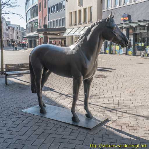 Oldenburg /  Donnerhall: Pferde-Plastik