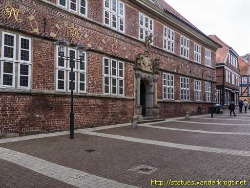 Stade /  Portal mit Merkur, Klugheit und Gerechtigkeit