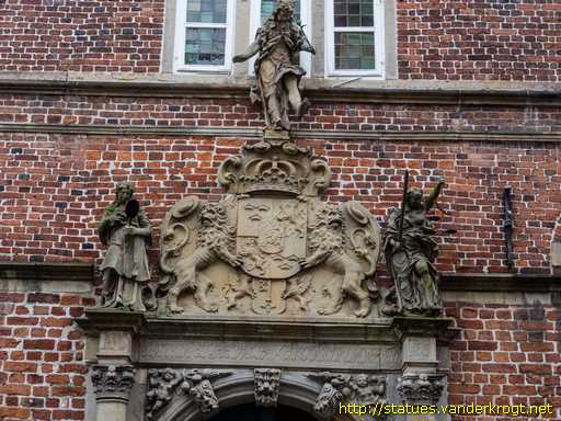 Stade /  Portal mit Merkur, Klugheit und Gerechtigkeit