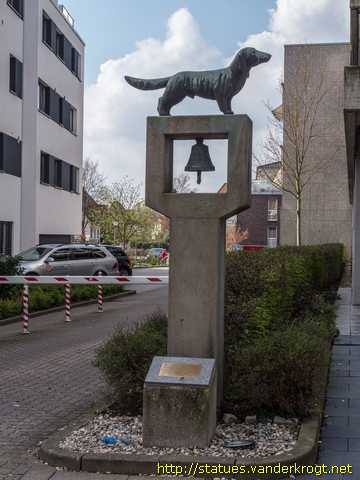 Buxtehude /  Wo der Hund mit dem Schwanz bellt